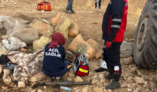 Devrilen traktördeki 1 kişi öldü, 1 kişi yaralandı  - Videolu Haber