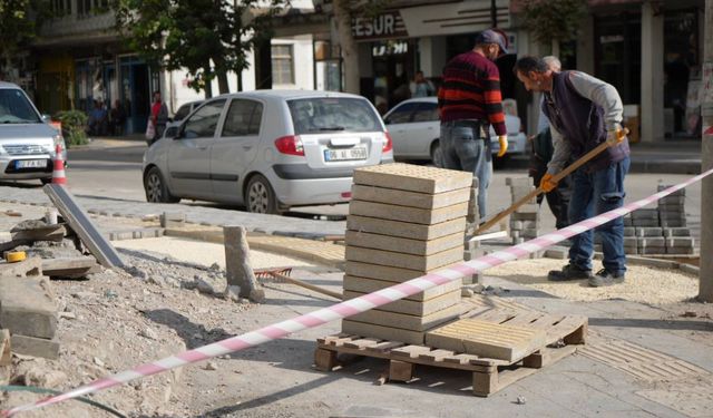 Kaldırım düzenleme çalışmaları devam ediyor