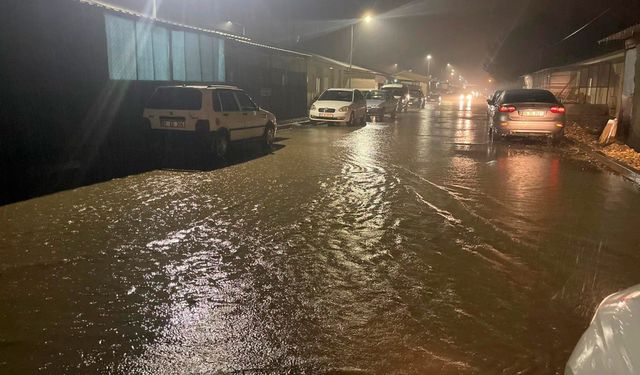 Adıyaman'da şiddetli yağış hayatı olumsuz etkiledi  - Videolu Haber