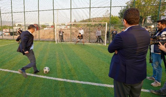 Özgür Özel Hatay'da gençlerle sohbet edip, futbol oynadılar