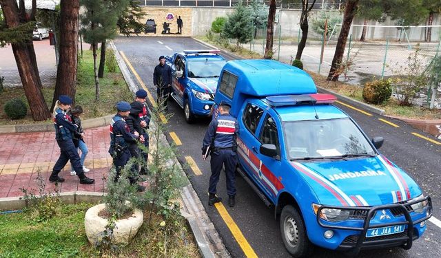 54 yaşındaki kadını darp edip evini yağmaladılar  - Videolu Haber