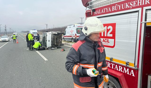 Devrilen kamyonetteki 2 kişi yaralandı 