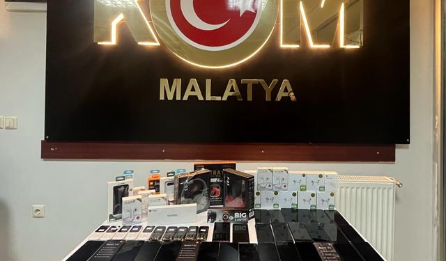 Gümrük kaçağı telefon ve aksesuarlarına 2 gözaltı 