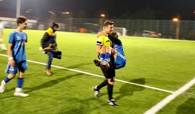 Hakem sakatlanan futbolcuyu kucağında taşıdı