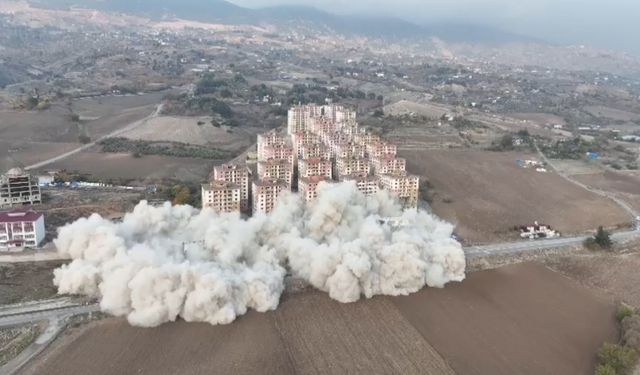 Kahramanmaraş'ta 3 bina aynı anda yıkıldı  - Videolu Haber