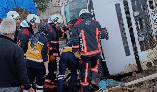 Malatya' da devrilen hafriyat kamyonunun sürücüsü yaralandı