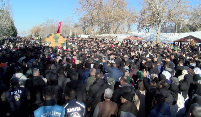 Şehit Taşkın, tekbirler eşliğinde son yolculuğuna uğurladı  - Videolu Haber