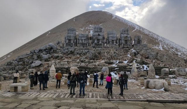 Turistler soğuk havaya aldırış etmeden Nemrut Dağı'na tırmandı 