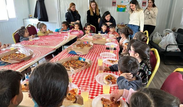 Adıyaman'da depremzede çocukların pizza keyfi