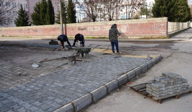 Adıyam'da kaldırım düzenlemesi devam ediyor