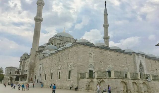 Fatih Camii'nde provokatif saldırı!