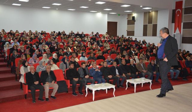 Besni'de Hayati İnanç söyleşisine yoğun ilgi