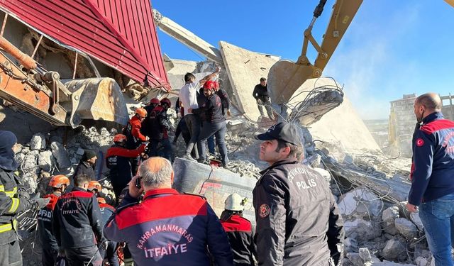 Kahramanmaraş’ta enkazın altına kalan operatörün cansız bedenine ulaşıldı  - Videolu Haber