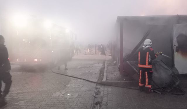 Malatya'da konteyner kentte korkutan yangın  - Videolu Haber