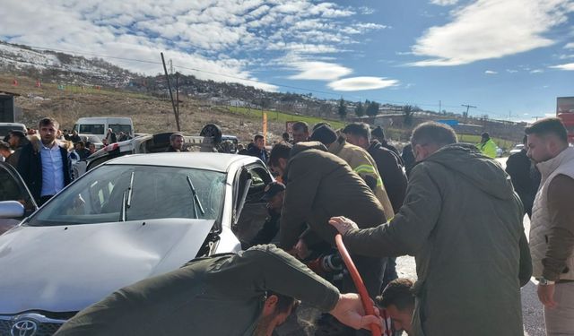 Otomobil ile hafifi ticari araç çarpıştı: 5 yaralı  - Videolu Haber