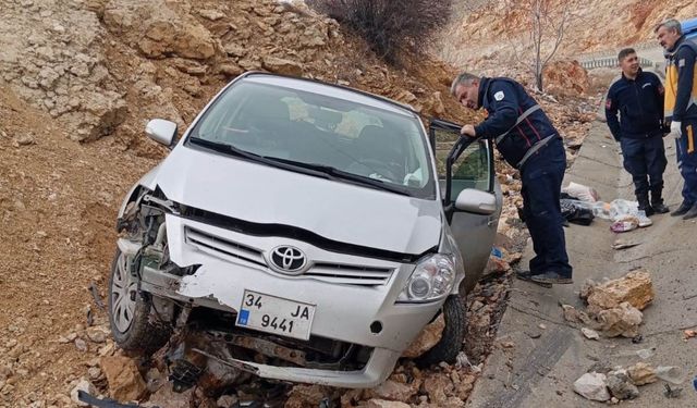 Otomobil şarampole devrildi: 3 yaralı 