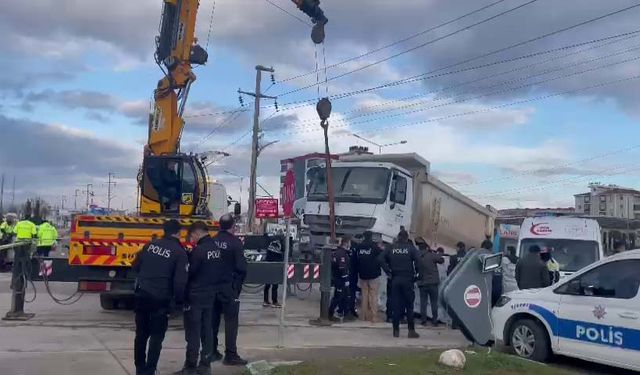 Adıyaman'da feci kaza: Hafriyat kamyonun altında metrelerce sürüklendi  - Videolu Haber