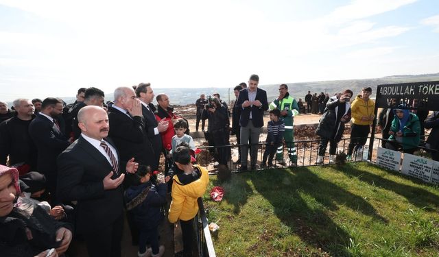 Bakan Bayraktar, depremzedelerle bir araya gelip mezarlık ziyareti yaptı  - Videolu Haber