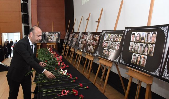 Depremde hayatını kaybedenler için karanfil bırakma töreni düzenledi