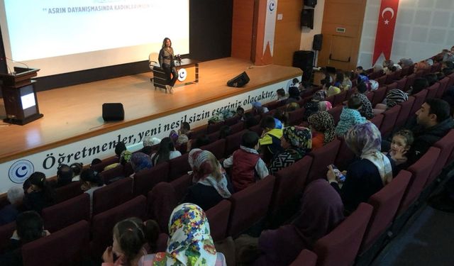 ADYÜ'de kadınların dayanışma rolüne odaklanan konferans büyük ilgi gördü  - Videolu Haber