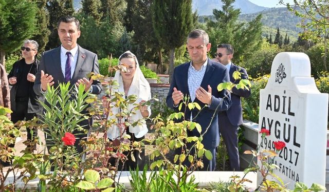 CHP Genel Başkanı Özel, Başkan Zeyrek ile Manisa’da kabir ziyaretleri yaptı