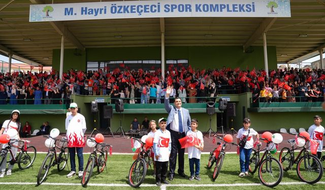 Başkan Yılmaz 23 Nisan’da çocuklara bisiklet dağıttı   - Videolu Haber