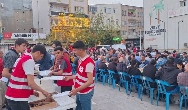 Türk Kızılay'ı Kahta’da 750 kişilik iftar yemeği verdi 