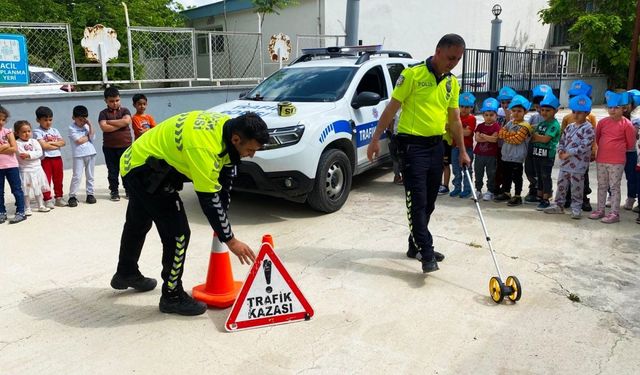 Anaokulu öğrencileri trafik kuralları hakkında bilinçlendiriliyor