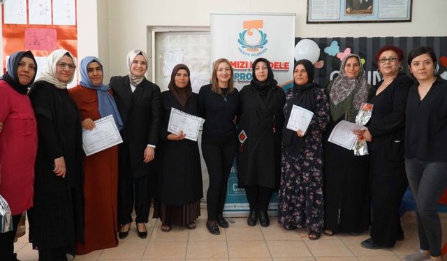 Anneler Haliliye Belediyesi ile okuma yazma sertifikalarını aldı   - Videolu Haber