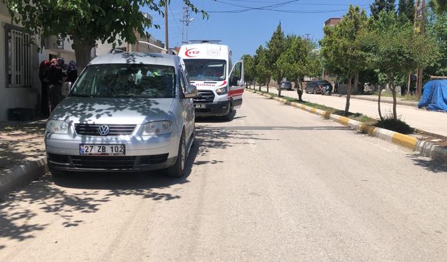 Yoldan geçen küçük çocuk arabanın çarpmasıyla yaralandı  - Videolu Haber