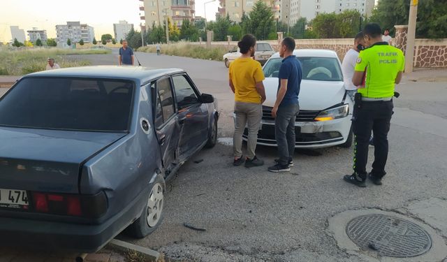 Adıyaman'da iki otomobil çarpıştı: 1 yaralı  - Videolu Haber