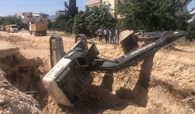 Adıyaman'da kepçe kendi kazdığı çukura düştü  - Videolu Haber