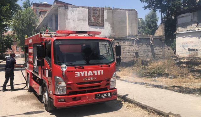 Adıyaman'da yangın büyümeden kontrol altına alındı  - Videolu Haber