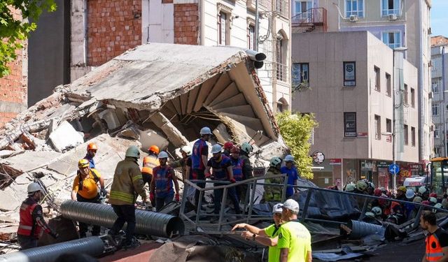 İstanbul'da üç katlı bina çöktü! Yaralılar çıkarılıyor!