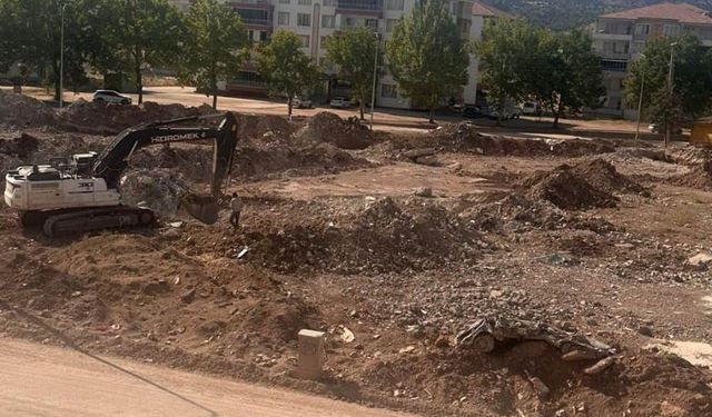 Gölbaşı'nda enkaz altında araç bulundu