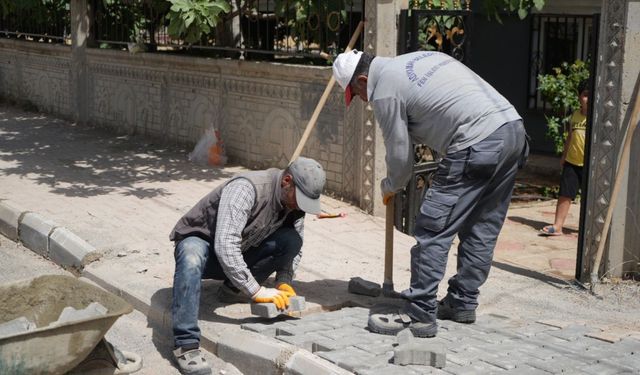 Adıyaman'da kaldırım düzenleme çalışmaları tüm hızıyla devam ediyor