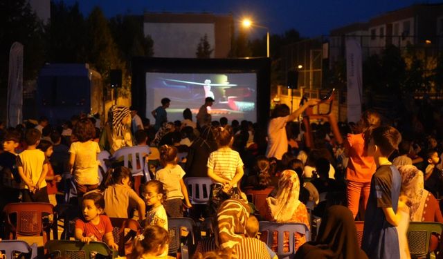 Adıyamanlı çocuklar açık hava sinemasını çok sevdi  - Videolu Haber