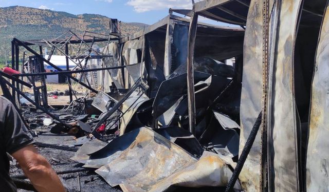 Depremzedelerin yaşadığı konteynerler alev alev yandı  - Videolu Haber