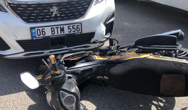 Otomobilin çarptığı motosiklet sürücüsü yaralandı  - Videolu Haber