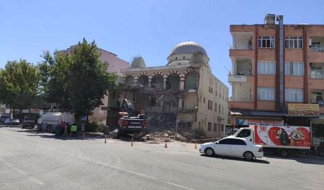 Depremde zarar gören Dursun Çavuş Caminin yıkımına başlandı  - Videolu Haber