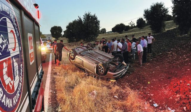 Kahta’da otomobil şarampole yuvarlandı: 3 yaralı 