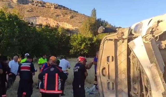 Malatya'da yolcu otobüsü şarampole yuvarlandı: 3'ü ağır, 22 yaralı  - Videolu Haber