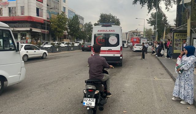 Devrilen motosiklet durakta bekleyen 2 kişiye çarptı  - Videolu Haber