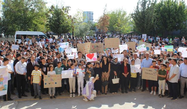 Kahta’da öğrenciler ve öğretmenlerden çevre kirliliğine karşı örnek davranış 