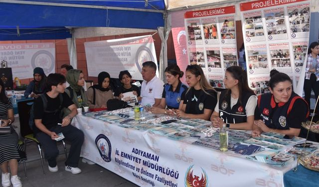 Öğrenciler polis ekipleri tarafından bilgilendiriliyor 