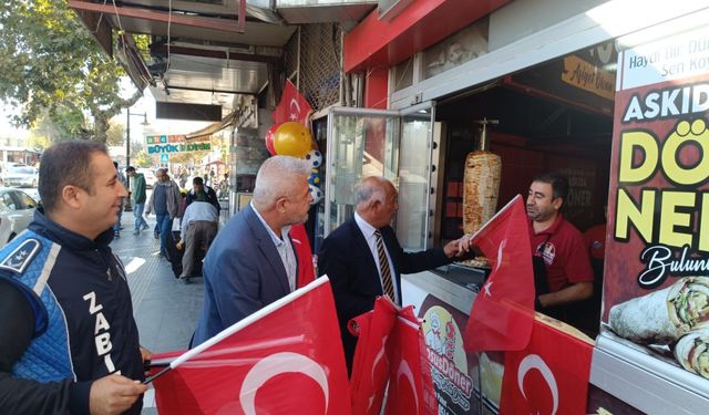 Adıyaman Belediyesi’nden esnafa 29 Ekim için Türk Bayrağı dağıtımı