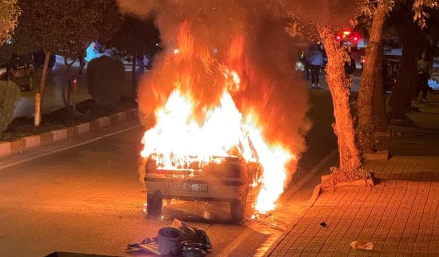 Adıyaman Üniversitesi yakınında araç yangını: Korku dolu anlar yaşandı  - Videolu Haber