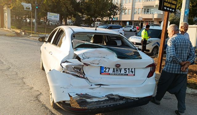 Besni'de kaza: Beton mikseri otomobile çarptı, 1 kişi yaralandı 