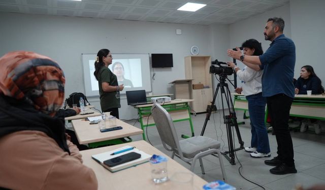 Adıyaman Belediyesi’nin '04.17 Belgesel Film Atölyesi’nde kamera eğitimleri başladı  - Videolu Haber