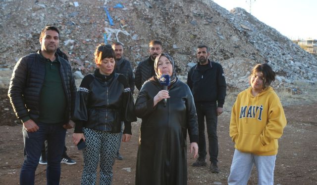 Adıyaman Kent Villaları sakinleri isyan etti: 'Çamur, çöp ve molozlar içinde yaşıyoruz'  - Videolu Haber